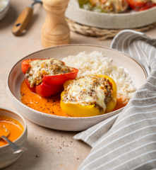 Gefüllte Paprika mit Reis und Paradeissauce
