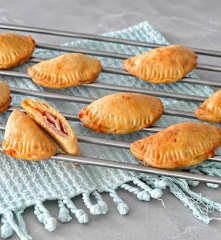 Μίνι pizza pockets με γιαούρτι