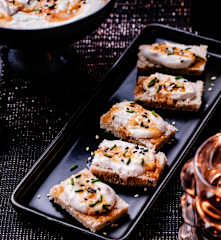 Tartinade de feta fouettée et miel aux épices