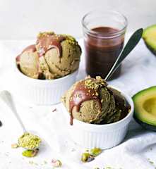 Gelado de abacate com molho de chocolate