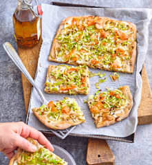 Pizza bianca à la truite fumée, au skyr, au poireau et au citron