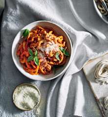 “Pici all’aglione” (Pici with tomato and garlic sauce)