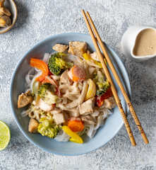 Sos orzechowy z kurczakiem lub tofu na parze