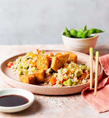 Zeleninová rýže s tofu a edamame