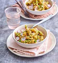 Salade de penne complètes aux légumes et pesto persil-noisettes