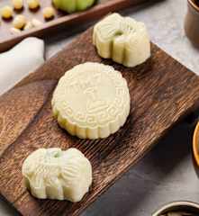 Bánh Dẻo Hạt Sen Trứng Muối