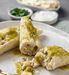 Tamales de chicharrón en salsa verde