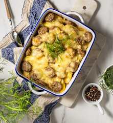 Zapiekanka ziemniaczana z białą kiełbasą