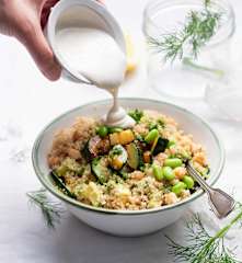 Salada de quinoa com molho "green goddess"