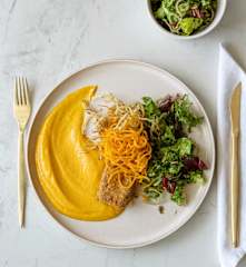 Tofu w stylu japońskim, sos dyniowy, spiralizowane frytki