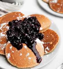 Pancakes de avena y plátano con salsa de arándanos