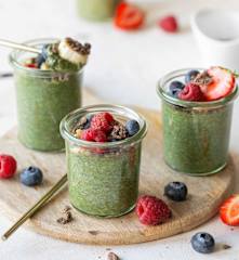 Pudding chia z matchą i owocami