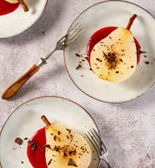 Pere al vapore con salsa di lamponi e cioccolato fondente