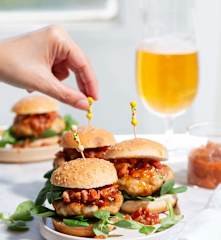 Minihamburguesas de pollo con chutney de beicon