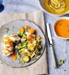Menú: Crema de verduras. Pollo con ensaladilla y salsa de piquillos