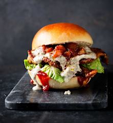 Kotelett-Burger mit Gorgonzola und Marsala-Birnen