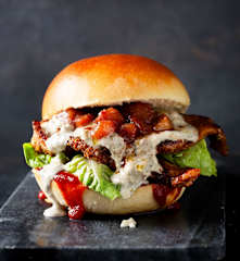 Hambúrgueres de porco com molho de Gorgonzola e pera Marsala