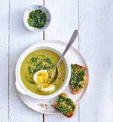 Purée de pois cassés, œuf mollet et tartines à la persillade