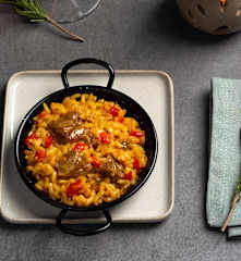 Arroz en textura de paella con carrillera ibérica