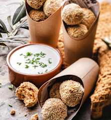 Croquettes de poulet, sauce à l'ail et aux fines herbes