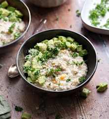 Porridge salato con uova e avocado