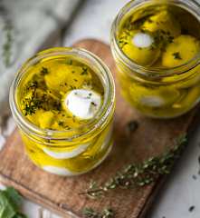 Boules de fromage aux herbes à l'huile d'olive