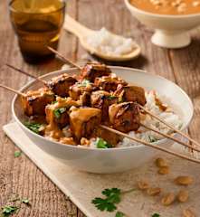 Tofu-Saté-Spieße mit Erdnuss-Sauce und Jasminreis