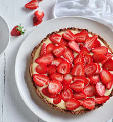 Tarta de crema pastelera y fresas