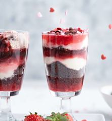 Vasitos de crumble de chocolate y chile, reducción de frutos rojos y nata