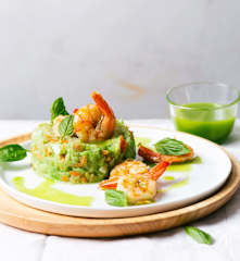 Salade russe à l'avocat et aux crevettes sautées