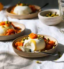 Panna cotta z rumienionymi brzoskwiniami