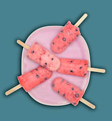 Joghurt-Beeren-Eis am Stiel