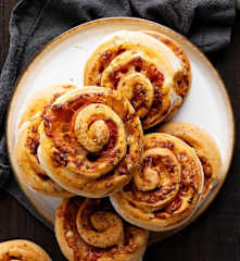 Petits rouleaux de pizza au chorizo et au miel épicé