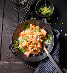 Reis mit Lachs und Erdnusssauce