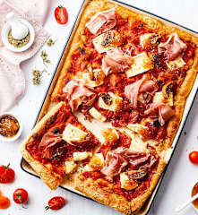 Pizza multicereali con Brie, prosciutto crudo e confettura di fichi