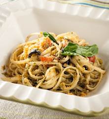 Tallarines con anchoas, tomates cherry y albahaca fresca