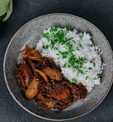 Restovaná pikantní kuřecí směs s jablky