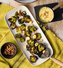 Smashed Rosenkohl mit Röstzwiebel-Hollandaise