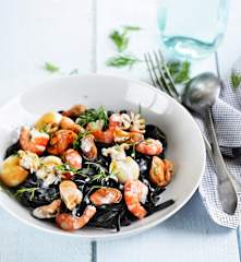 Linguine à l'encre de seiche aux fruits de mer