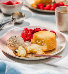 Ingwer-Buttermilchküchlein mit marinierten Himbeeren