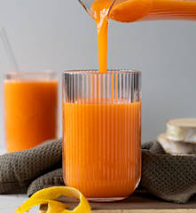 Smoothie z jabłek i marchewki z miodem i cytryną