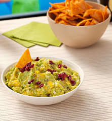 Guacamole con mango y arándanos rojos