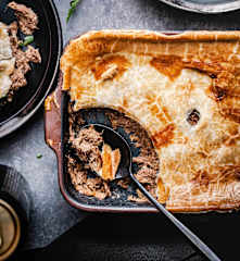 Mięsna zapiekanka z piwem