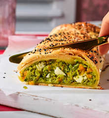 Gemüsestrudel mit Knoblauchsauce