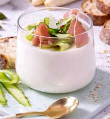 Crème d'asperges au parmesan, au jambon de Parme et aux lamelles d'asperges vertes