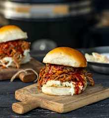 Szarpana łopatka wieprzowa z sosem BBQ i cebulą trenera