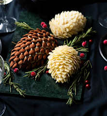 Piña de quesos a las finas hierbas con almendras