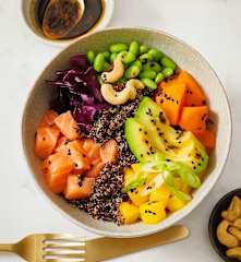 Poké Bowl au quinoa, à l'avocat et au saumon