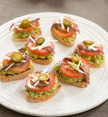 Tosta de guacamole con anchoas