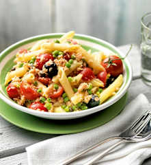 Ensalada de pasta con trucha y verduras